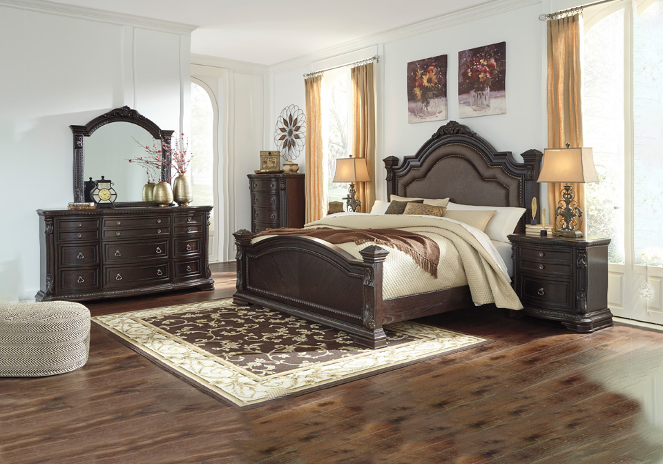 Wellsbrook Dark Brown Queen Upholstered Poster Bedroom Set